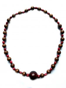 Halskette aus Holzperlen